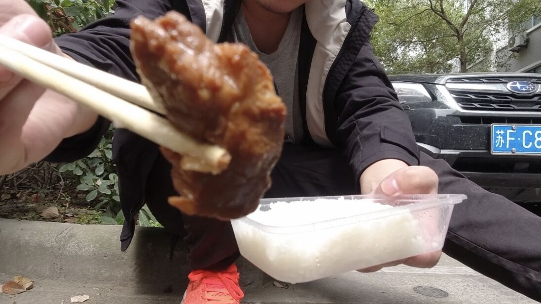 小伙又一次当搬运工,蹲在路边吃15元快餐,最后还倒贴3块5